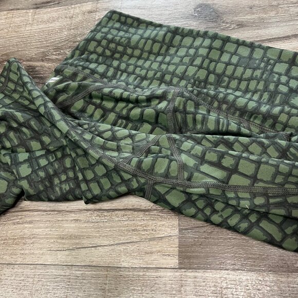 Fabletics Athletic Powerhold Mid Rise Biker Shorts Green Women’s Size S - Picture 4 of 6